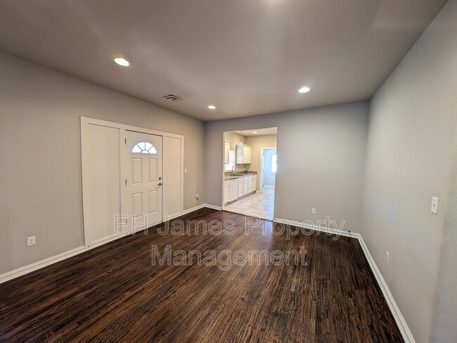 Photo - 2235 E 10th St