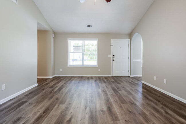 Photo - 810 Windsor Dr