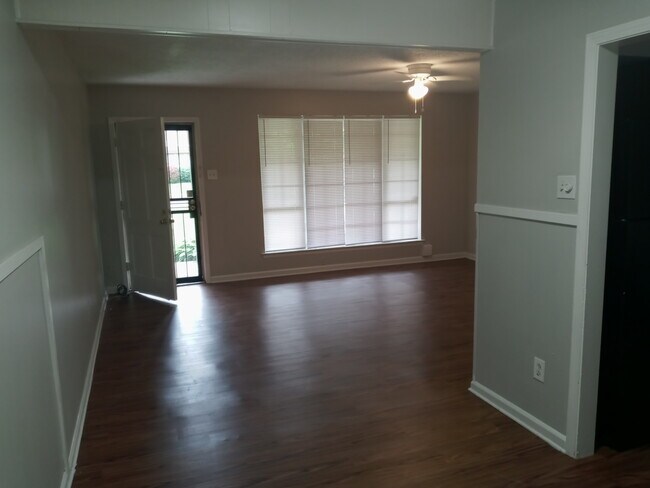 Photo - 687 Dickinson St