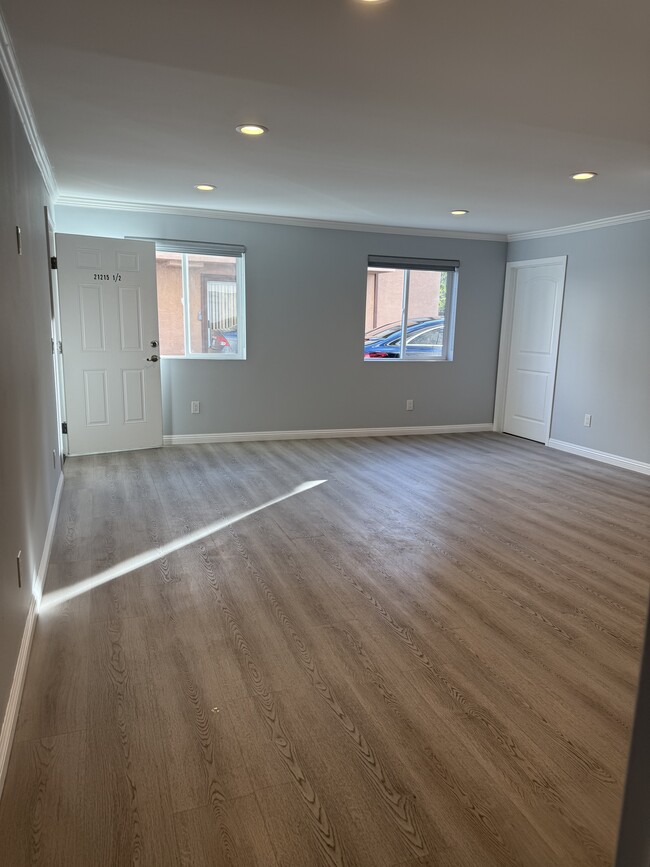 Photo - 21215-21212 De La Guerra St