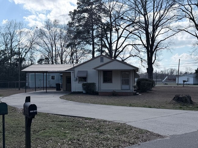 Photo - 3 Bedroom 1 Bathroom House in Laurinburg, NC