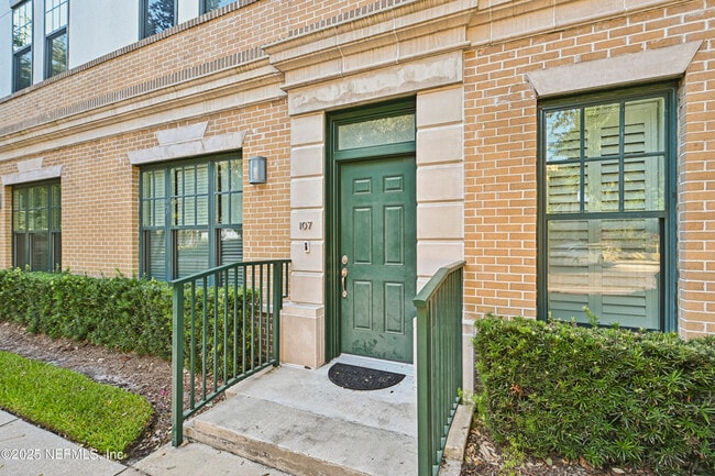 Building Photo - 1661 Riverside Ave Unit 107