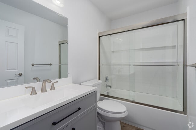 3BR, 2BA - 997SF - Second Bathroom