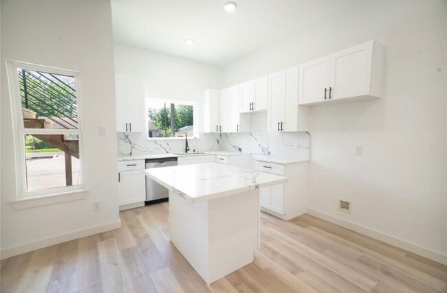 Photo - 333 Delaware St