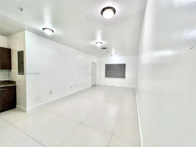 Building Photo - 440 E 27th St Unit 107