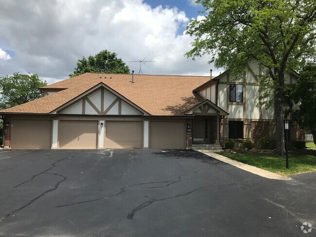 Building Photo - 924 Surrey Dr Rental