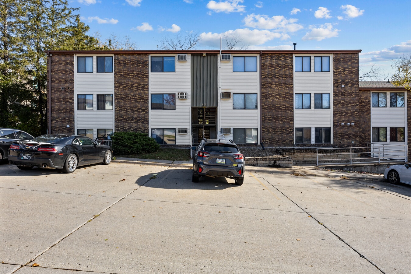 View of apartment complex - 810 Benton Dr
