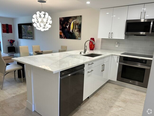 Building Photo - 2515 NE 2nd Ct Unit 201 Rental