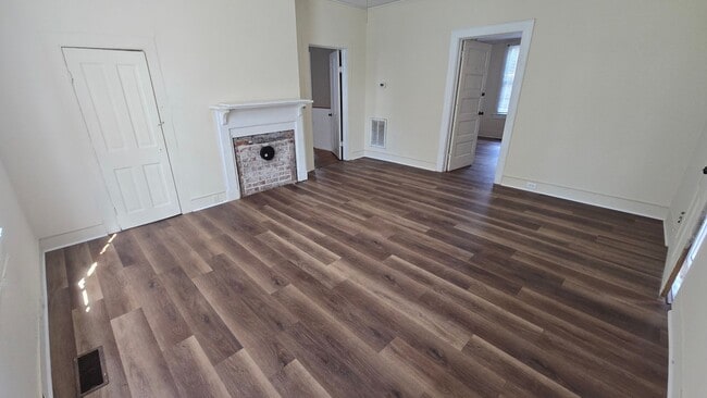 Photo - SHORT TERM AVAILABLE [Olympia]