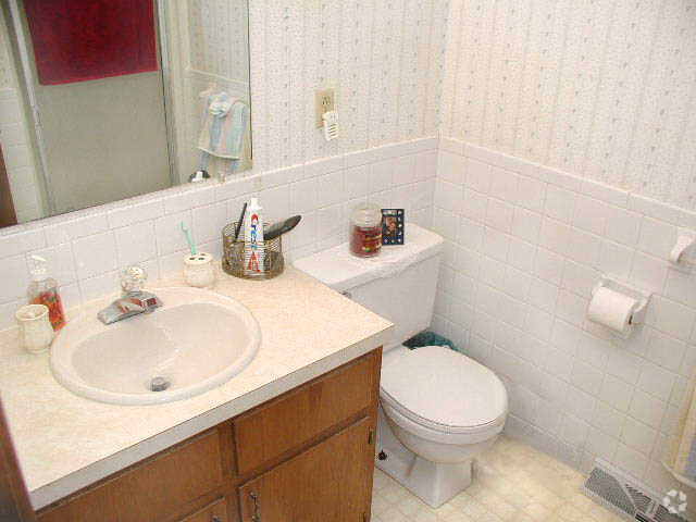 Second Bathroom - Fremont Hills Duplexes