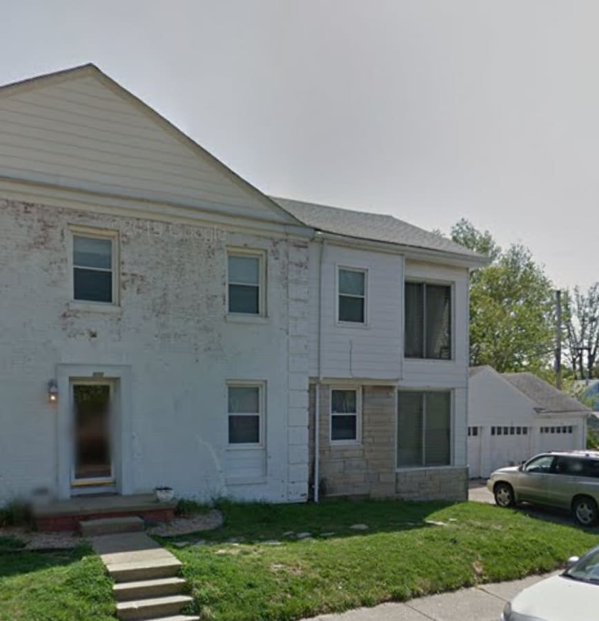 Front and parking - 950 S Spring St Unit B