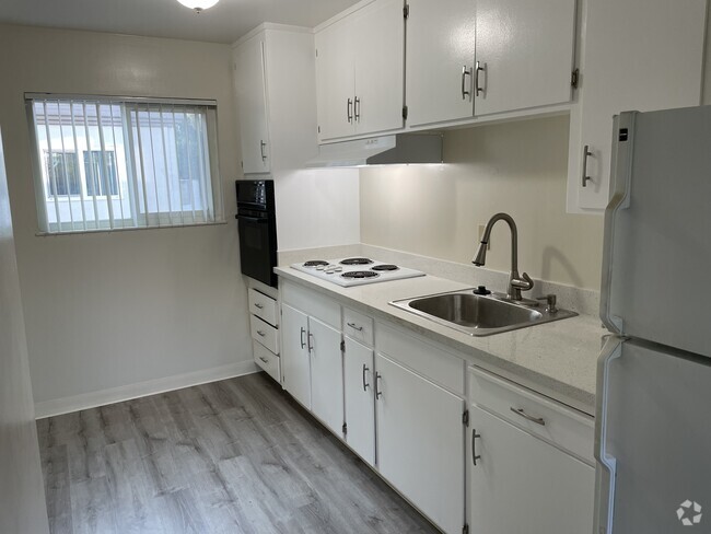 Building Photo - 2070 Latham St Unit 1 Rental