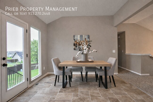 Photo - 233 W Fountain Cir