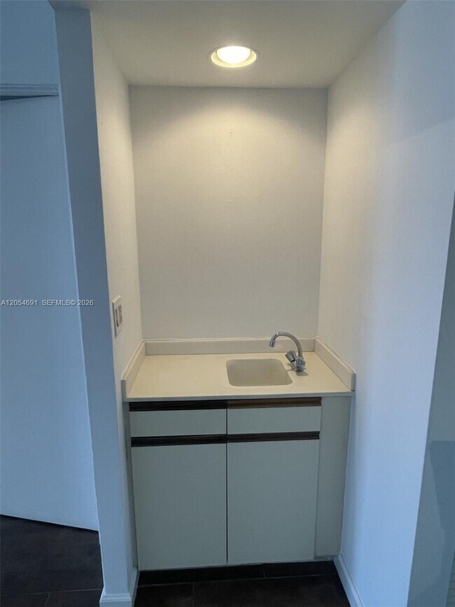 Photo - 520 Brickell Key Dr Unidad A1512