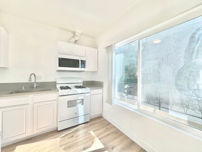 Photo - 1435 N Curson Ave
