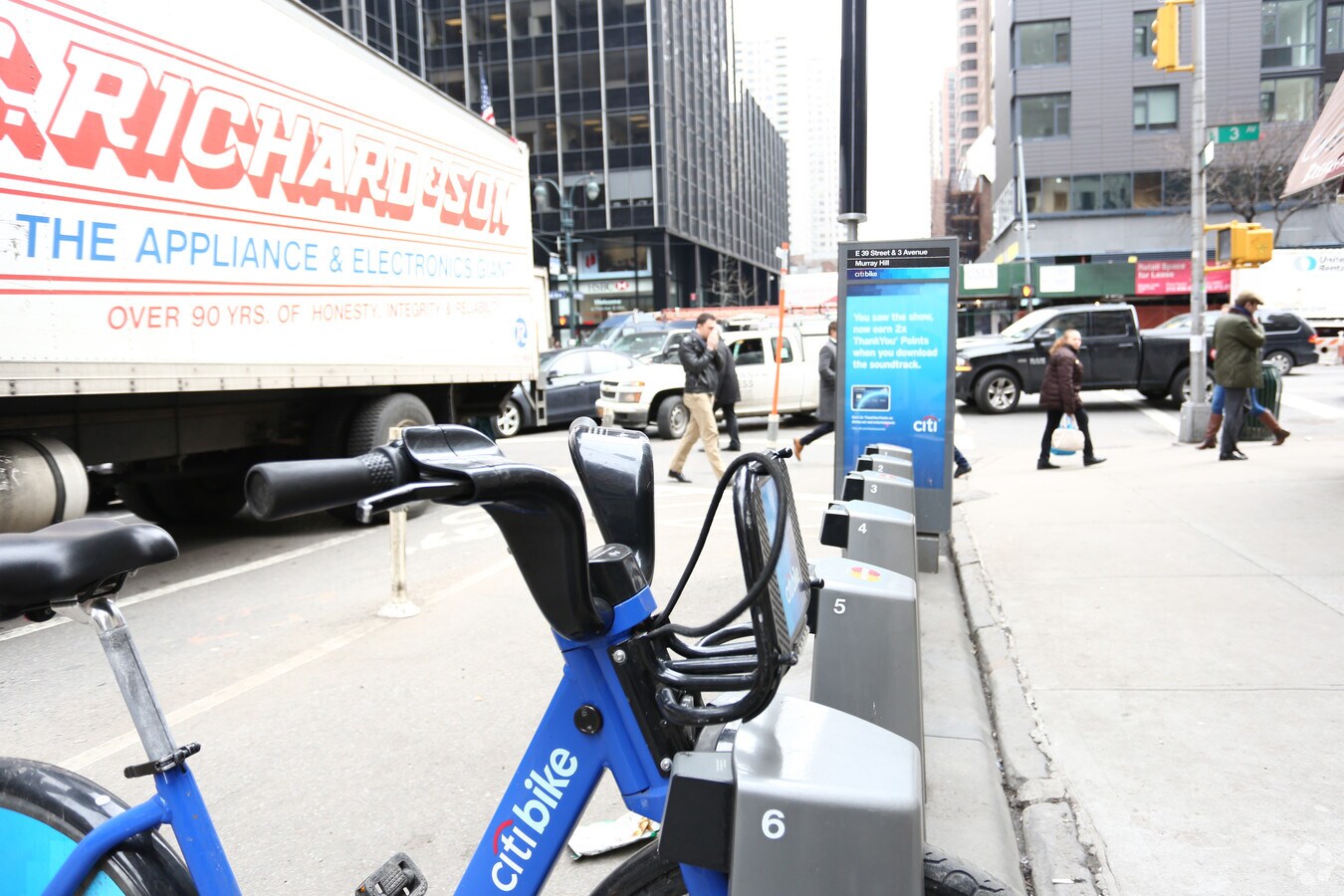 Photo - 156 E 39th St