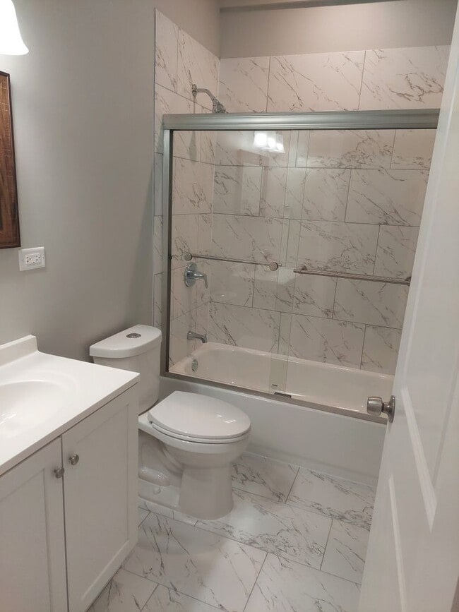 4117 S Albany Ave Unit 2F