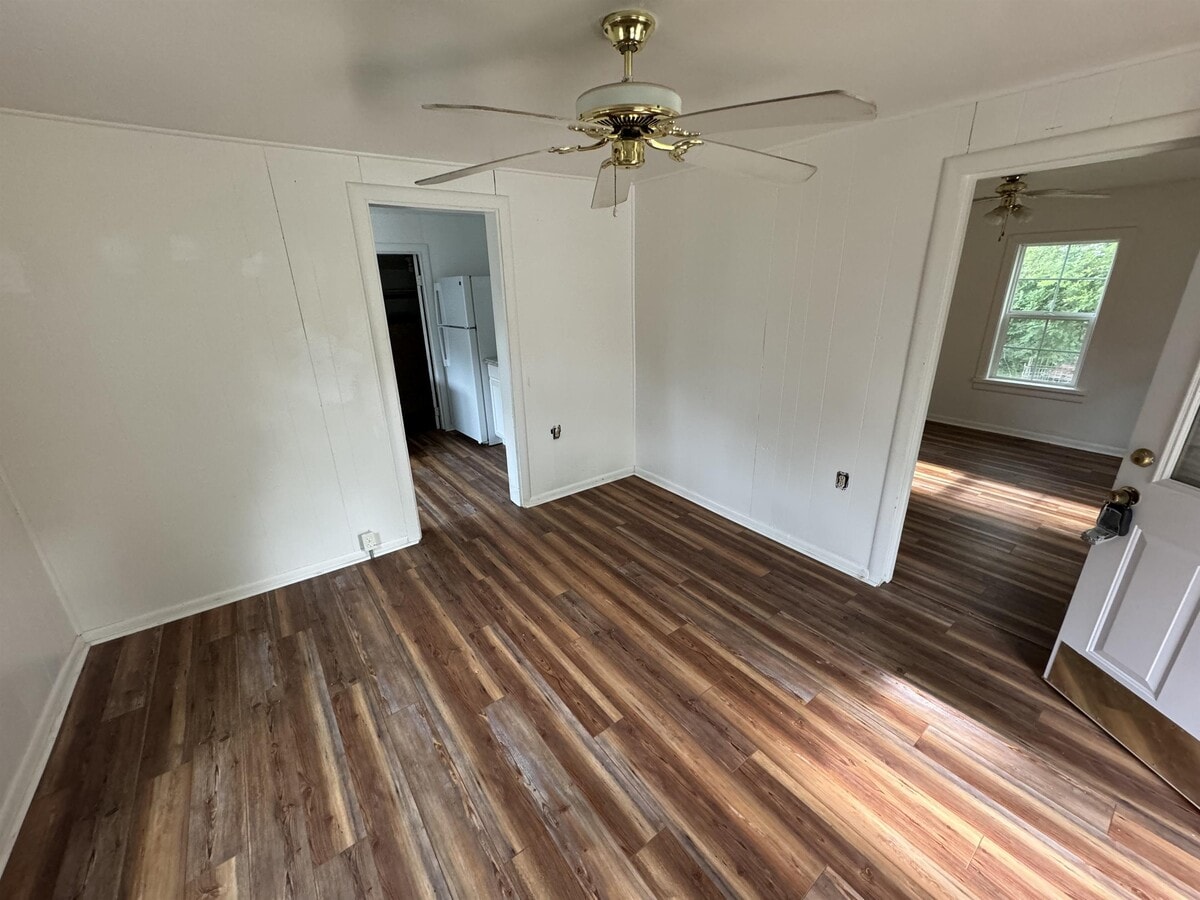 Photo - 872 Youngs Ln