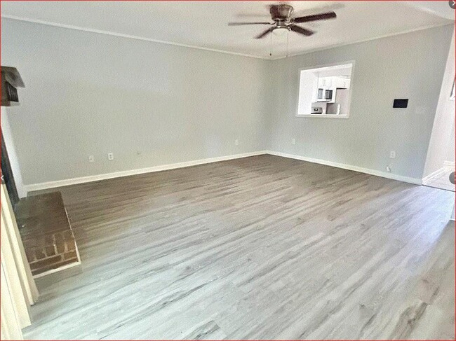 Photo - 1021 Thornwoode Ln