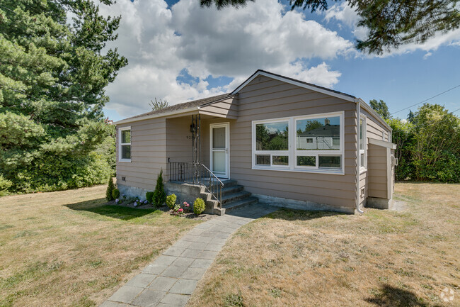 Building Photo - Adorable 2 Bedroom Home with Office Space ...