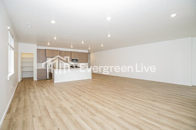 Photo - 301 Ravello St