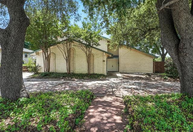 Building Photo - 2411 Meadow Creek Dr Rental