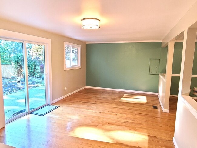 Photo - Charming 3Bd/2Ba Kirkland Home with Huge Yard!