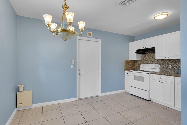 1208 W 32nd St