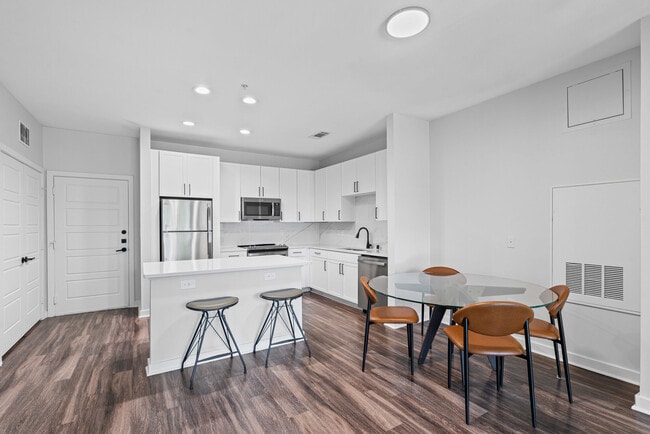 Building Photo - The Avery on Southwestern Rental