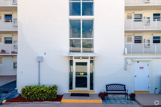 555 Fillmore Ave Cabo Cañaveral, FL 32920-3182 - Windjammer