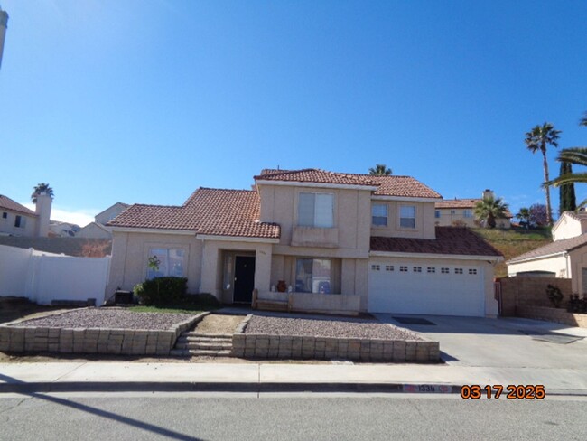 Cute and Clean 2 Story West Palmdale Home - Cute and Clean 2 Story West Palmdale Home