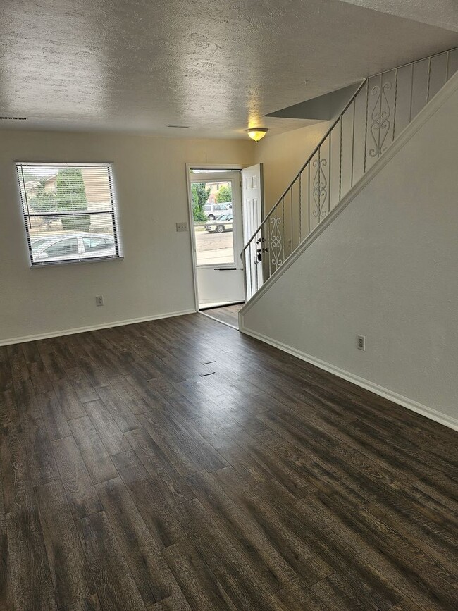 Photo - 1900 N Salem Ave Unit 1900