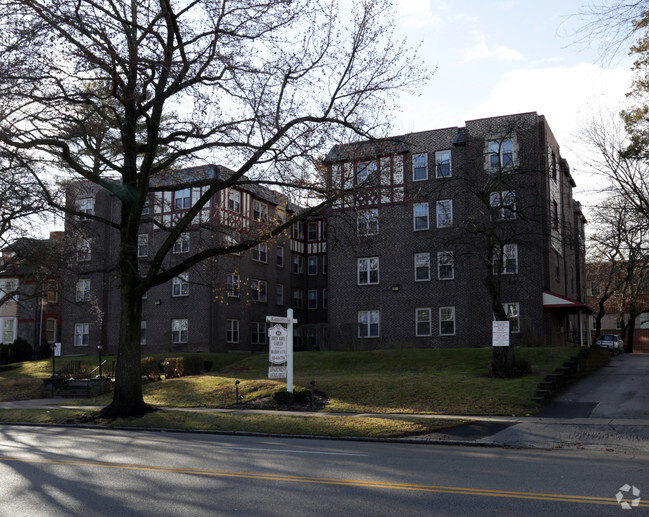 Building Photo - Bryn Mawr Gables Rental