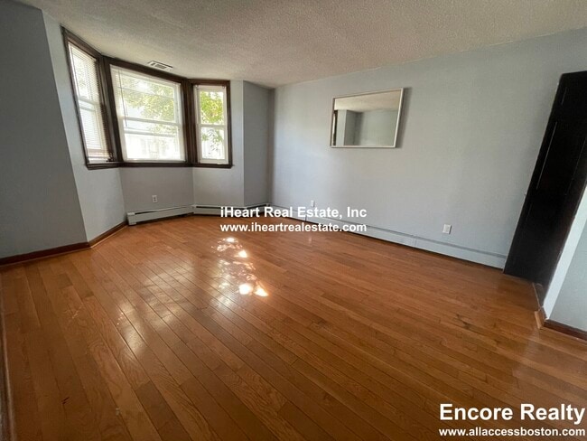 Building Photo - 474 E 7th St Unit 1