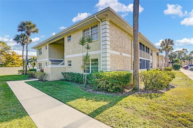 Building Photo - 1560 SE Royal Green Cir Unit S 103