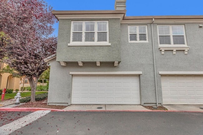 Building Photo - 2 bed 2 bath Condo!!