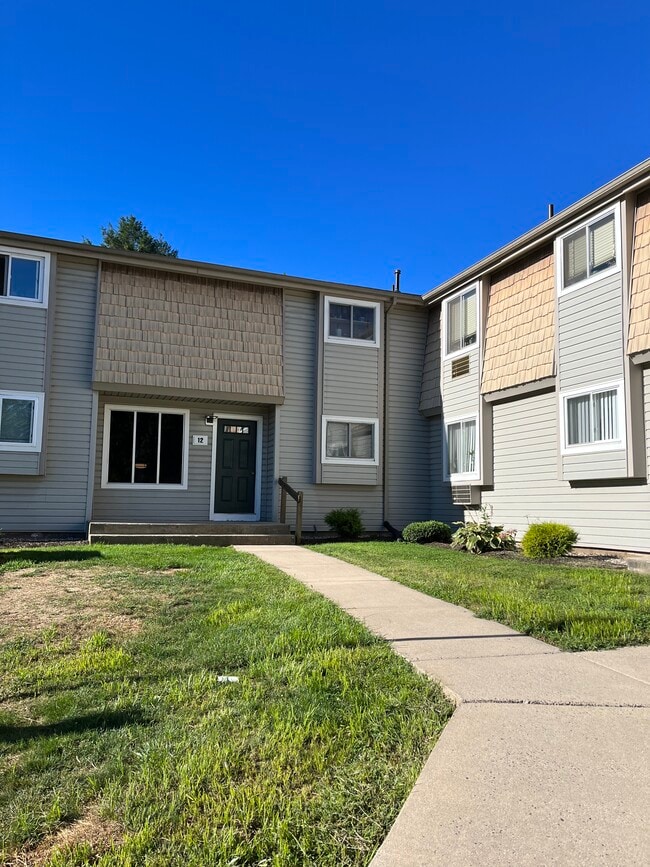 Building Photo - 12 Carillon Dr Unit B Rental