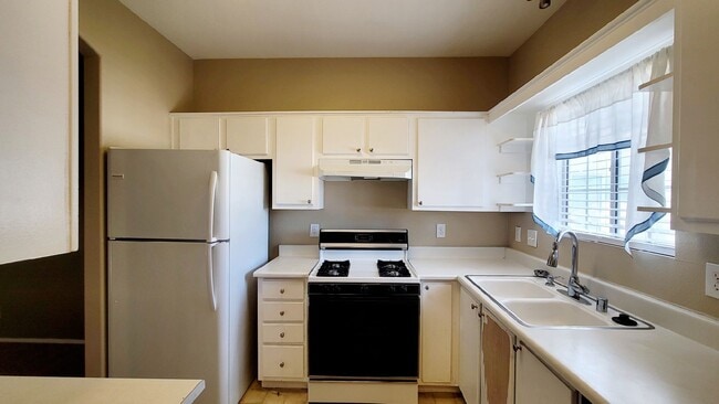 Photo - 1900 N Torrey Pines Dr Unidad #203 - File 1096