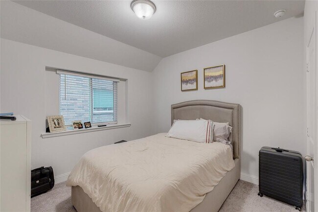 Photo - 537 Val Verde St