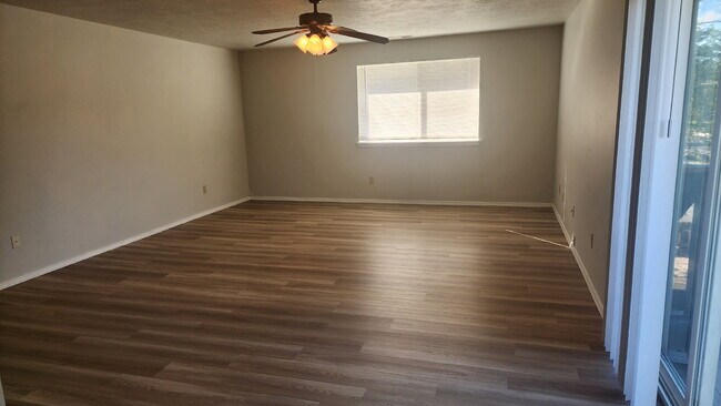 Photo - 3 bed, 2 bath - Spacious upstairs duplex o...
