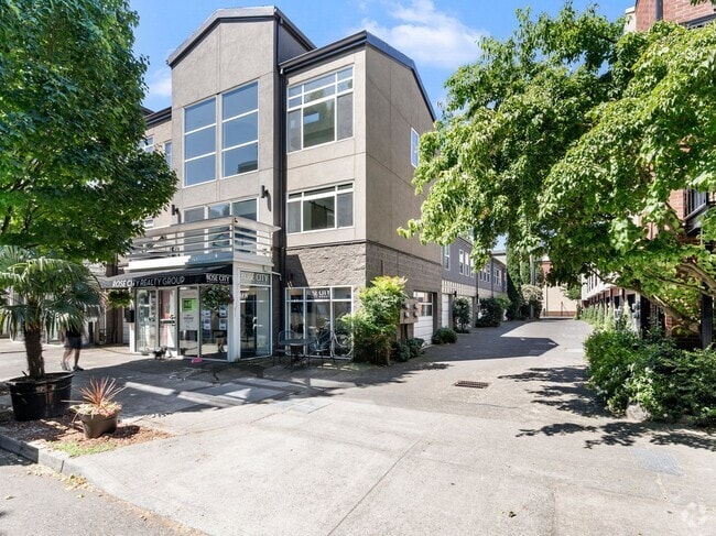 Building Photo - Fully renovated 2 level/2 bed/2 bath pearl... Rental