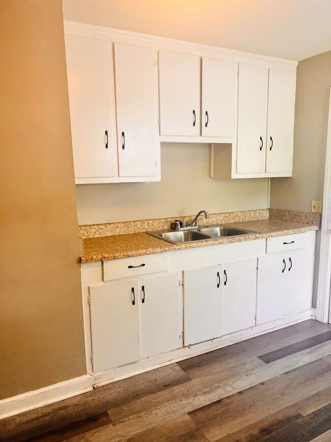 2 Bedroom, 1 Bath in Rosewood Available NOW House House Rental in