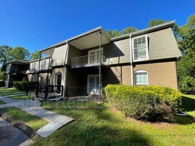 Building Photo - 2711 Fairlee Dr Unit A2