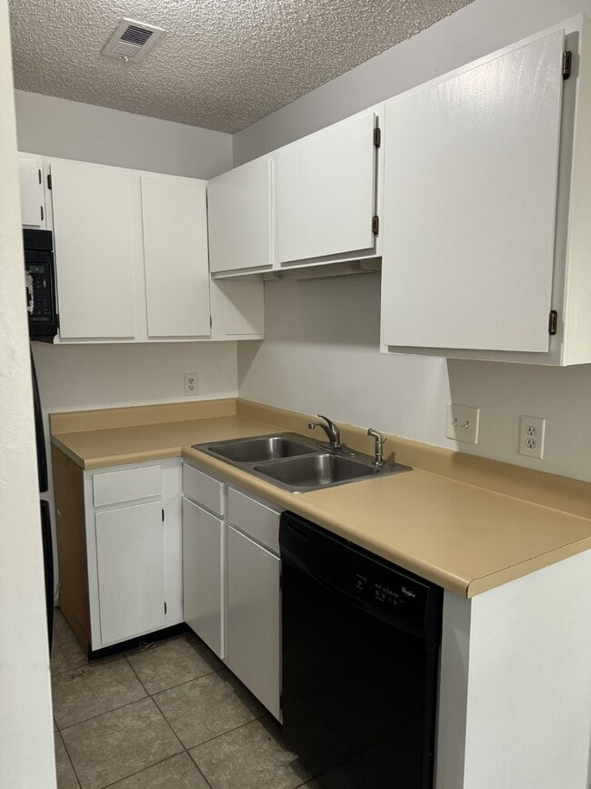 Photo - 1 bedroom, 1 bathroom lower level unit with River views. Unidad 2