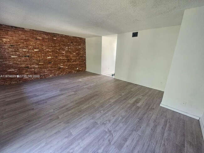 Photo - 400 SE 31st St Unit 1