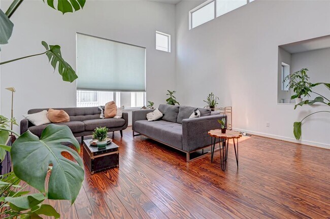 Photo - 2940 Commerce St Condo