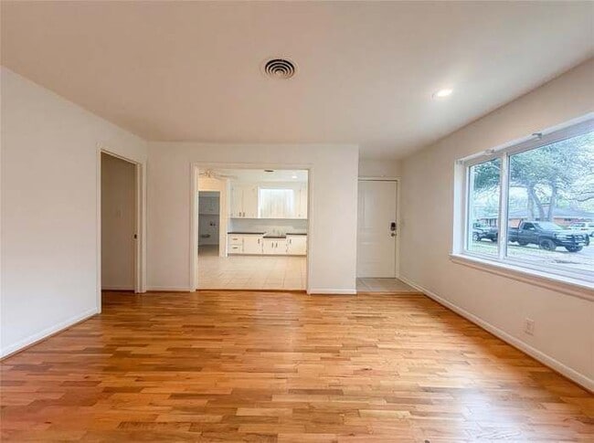 Photo - 509 Robinhood Dr