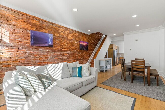Photo - 933 N 30th St