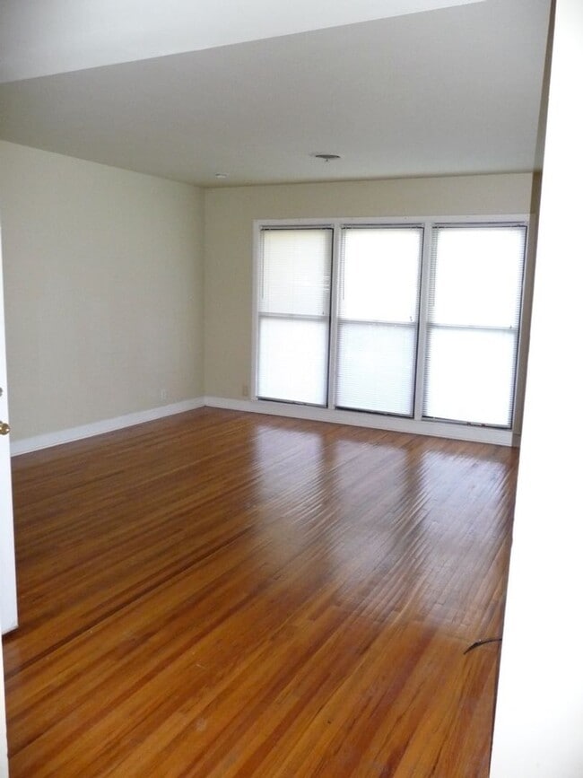 Building Photo - 246 White Bridge Pike Unit 246 B5