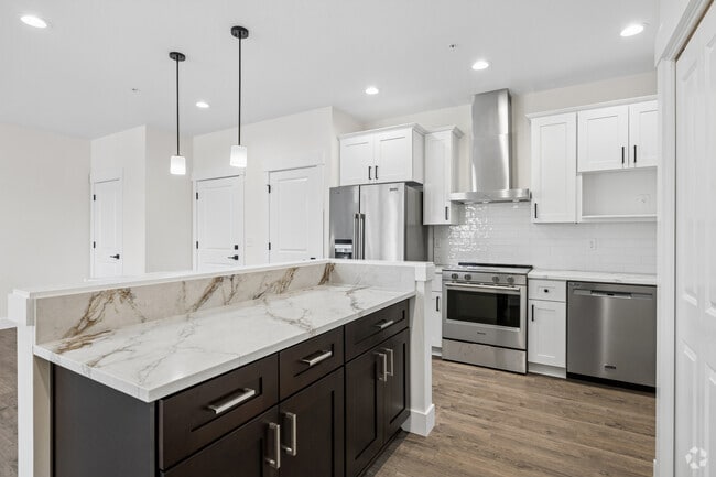 2BR, 2BA - 1,089SF - Kitchen - 4885 River Rd N
